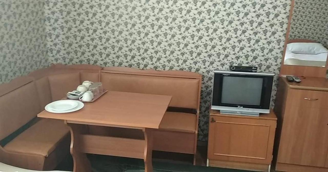 Hotel Gostynnyi Dvir Sharhorod Buitenkant foto