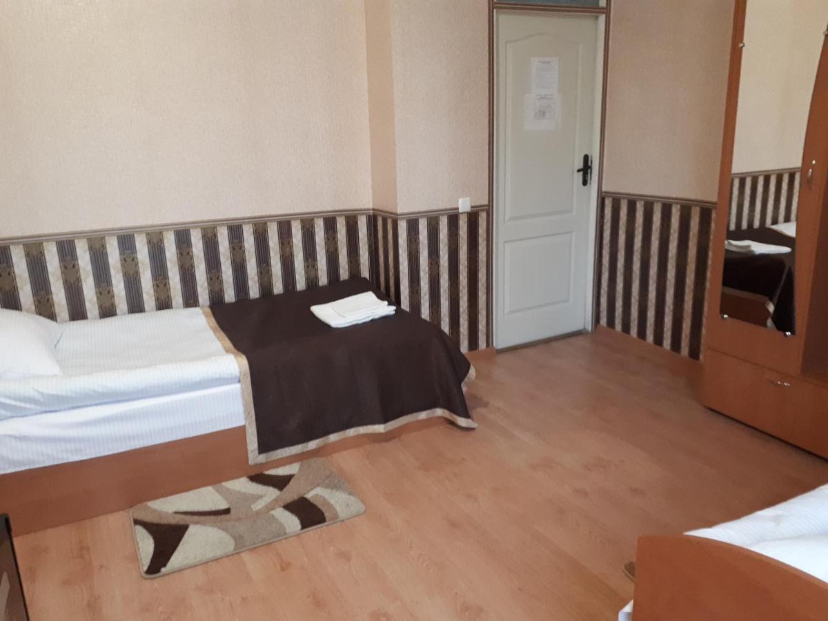 Hotel Gostynnyi Dvir Sharhorod Buitenkant foto