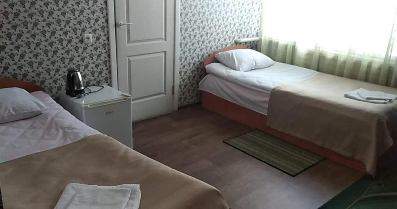Hotel Gostynnyi Dvir Sharhorod Buitenkant foto